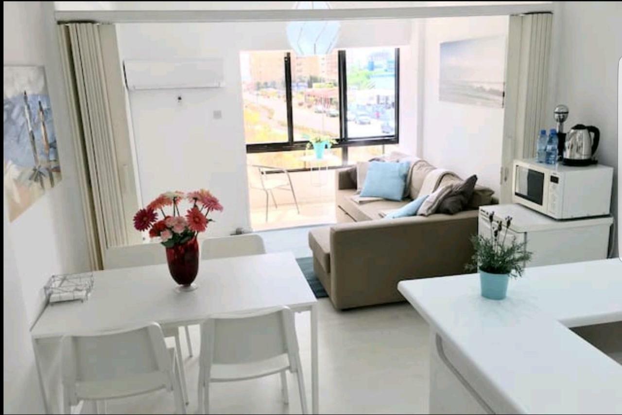 Bettys 1Br Seafront Apt Larnaca Dış mekan fotoğraf