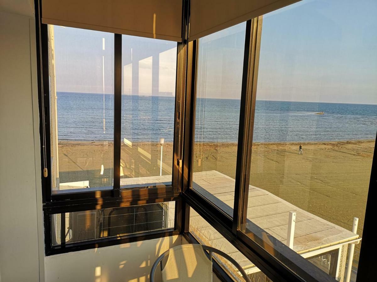 Bettys 1Br Seafront Apt Larnaca Dış mekan fotoğraf