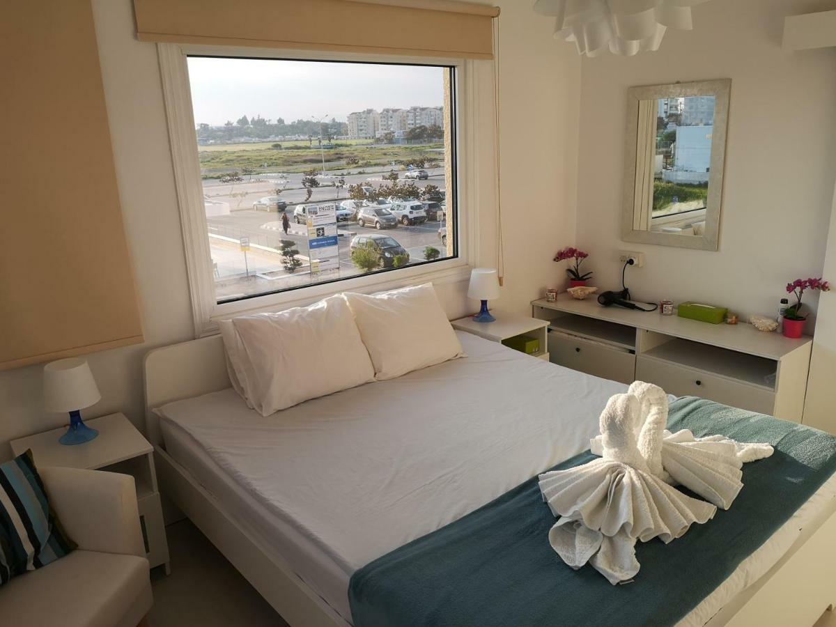 Bettys 1Br Seafront Apt Larnaca Dış mekan fotoğraf